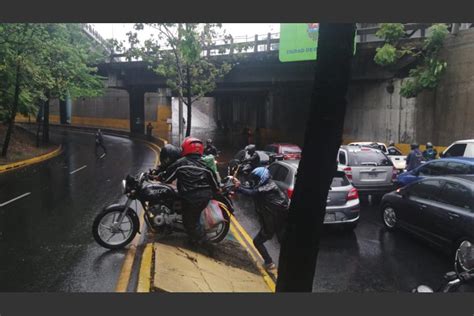 Pasos A Desnivel De La Zona 13 Colapsan Por La Lluvia