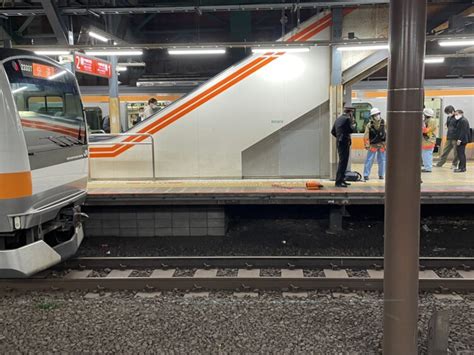 中央線快速 四ツ谷駅で人身事故「車両に人が接触してホームが血だらけ、aed使用で意識を取り戻して搬送された」電車遅延 中央線 11月2日