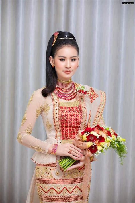 Burma people (ဗမာလူမျိုး)🇲🇲 | Traditional dresses designs, Traditional wedding dresses ...