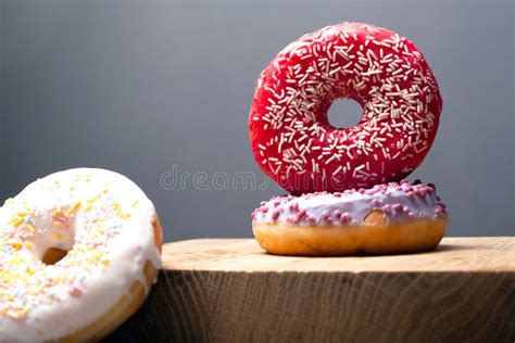 Deliciosos Donuts Con Vidrieras Multicolores De Color Rojo Blanco Y