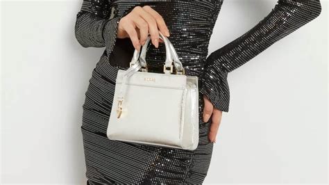 Arrasan En Guess Los Bolsos Metalizados Más Elegantes Y Versátiles De