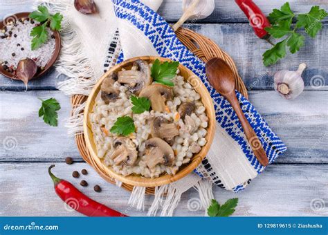 Gachas De Avena Tradicionales De La Cebada De Perla Imagen De Archivo