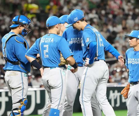 ＜ソ・日＞5回途中降板する上沢（右）（撮影・岡田 丈靖） ― スポニチ Sponichi Annex 野球