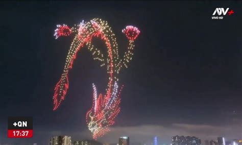 Espectacular show de drones al formar un dragón gigantesco en el cielo