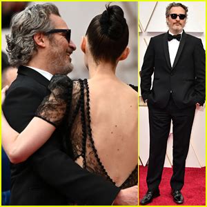 Joaquin Phoenix & Fiancee Rooney Mara Show Rare PDA at Oscars 2020 ...