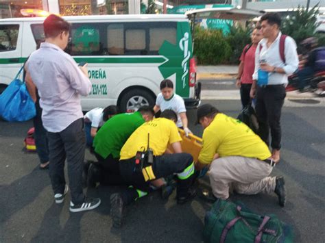 Jovencita es atropellada por un carro tras caer de microbús de la ruta