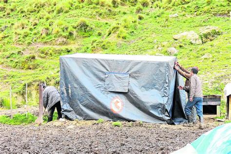 Grietas Y Filtraciones De Agua En Cerro Alarman A Poblaci N Peru Correo