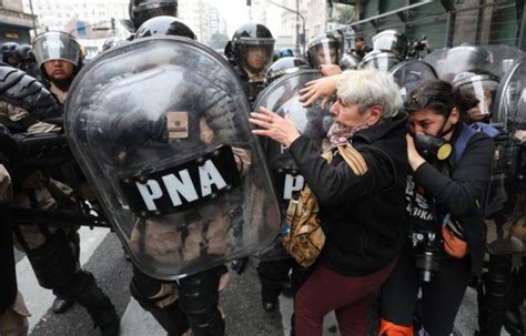 Disturbios Y Tensión Fuera Del Congreso Por La Ley Bases Piedras