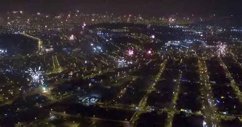 Drone cámara vuela sobre los fuegos artificiales de Año Nuevo en Lima