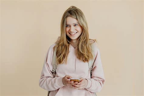 RCS Chat vs SMS: Which Is Better for Your Messages in 2024?