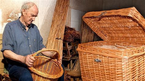 Emilio el MAESTRO CESTERO Elaboración con mimbre de cestas y otras