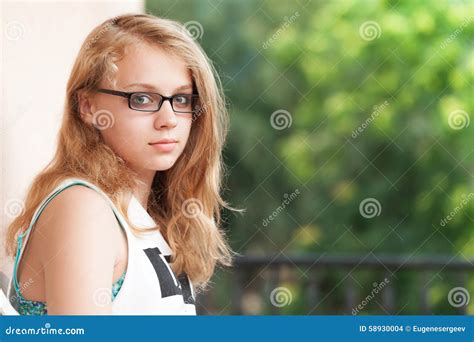 Belle Adolescente Caucasienne Blonde En Verres Photo Stock Image Du