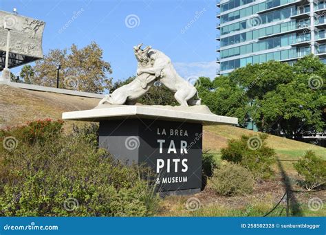 La Brea Tar Pits Museum Downtown Los Angeles Near Hollywood Editorial ...