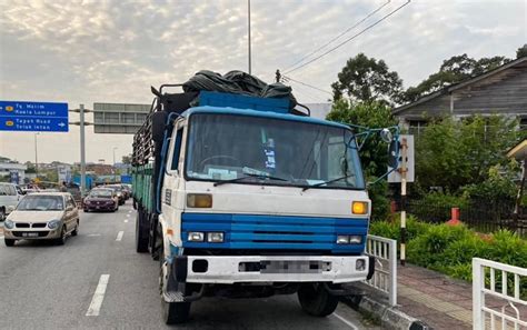 Jatuh Atas Jalan Sebelum Digilis Lori Harian Metro