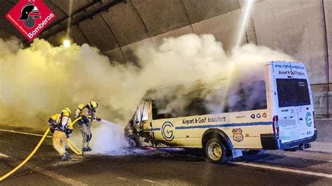 Una furgoneta se incendia en el túnel de Pilar de la Horadada y obliga