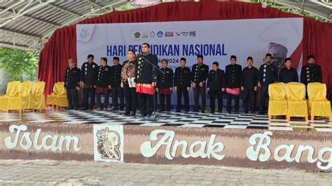 Kenakan Pakaian Adat Kemenag Aceh Besar Peringati Hardiknas