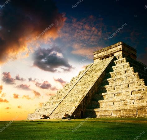 Chichen Itza Mayan Pyramid — Stock Photo © Subbotina #11103958