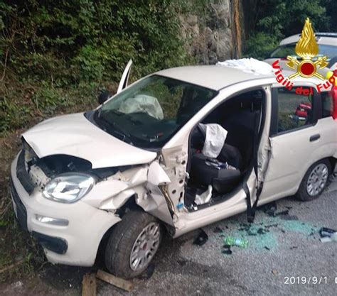 Incidente A Lavenone Esce Di Strada Con Lauto Gravissima Donna