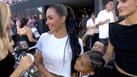 Kim Kardashian Muestra Su Lado M S Tierno Arriba De Esta Camioneta Tork