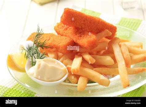 Dedos De Pescado Con Patatas Fritas Fotos E Imágenes De Stock Alamy