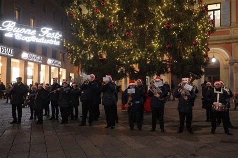 Si Accende L Albero La Magia Del Natale Invade Il Centro Storico