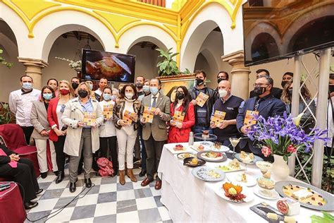 El Alcalde De Chiclana Presenta El Libro De Recetas De Postres Y La