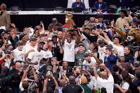 Larry Obrien Trophy The History Of The Nba Finals Hardware Fanbuzz