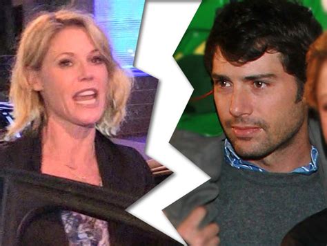 Julie Bowen Officially Files for Divorce from Husband Scott Phillips (UPDATE) | TMZ.com