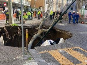 Napoli Voragine In Strada Al Vomero Inghiottite 2 Auto Video