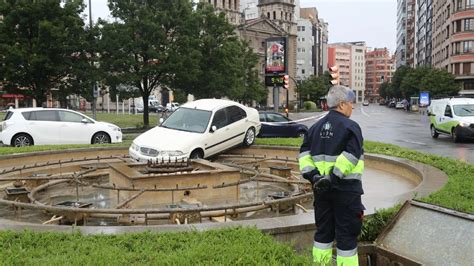 Pierde El Control Del Coche Y Acaba Dentro De Una Fuente En Gij N El