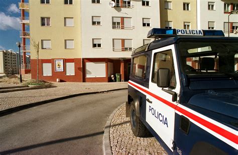 Dupla Foge De Homens Armados Para Dentro De Esquadra Em Lisboa