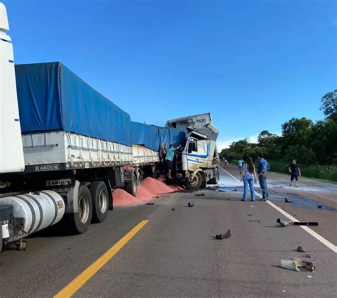 Condutor Fica Ferido Em Acidente Entre Caminh O E Carreta Na Br