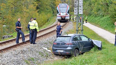 Bischofswiesen Bayern Unfall an Bahnübergang Zug erfasst Auto