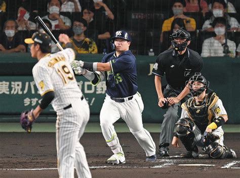 ヤクルト村上 第1打席で阪神藤浪のスプリットを強振、打球高々と上がったが届かず右飛：中日スポーツ・東京中日スポーツ