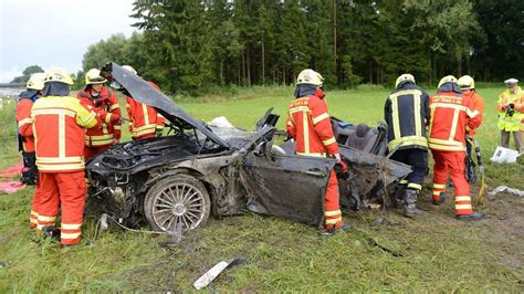 Schwerer Unfall auf der A94 bei Altötting Auto mehrfach überschlagen