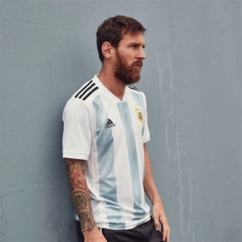 Lionel Messi Posó Con La Camiseta Que La Selección Usará En El Mundial De Rusia Infobae