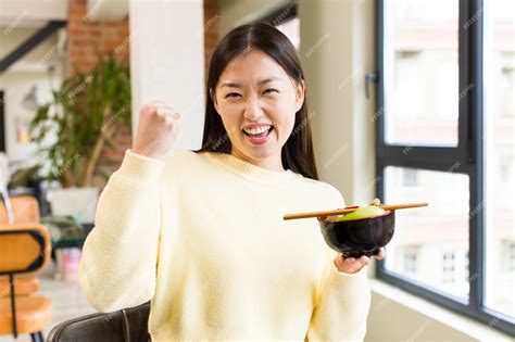 Premium Photo Asian Pretty Woman Eating A Ramen Noodles Bowl