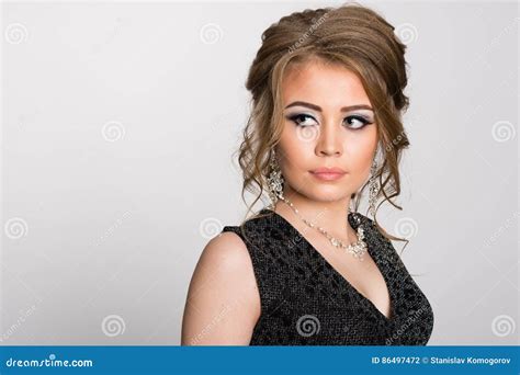 Schönes Russisches Mädchen Mit Einer Reizend Ansicht Stockfoto Bild Von Mode Elegant 86497472