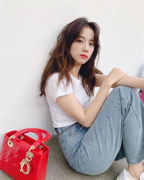 A Closer Look At Blackpinks Jisoo And Her Dior Bag Collection