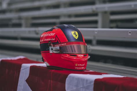 F1 Villeneuve esclarece polêmica em torno do capacete de Leclerc no GP