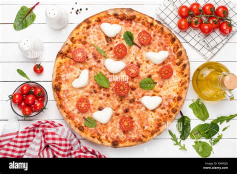 Naked Pizza Italienne En Forme De Coeur Avec De La Mozzarella Tomates