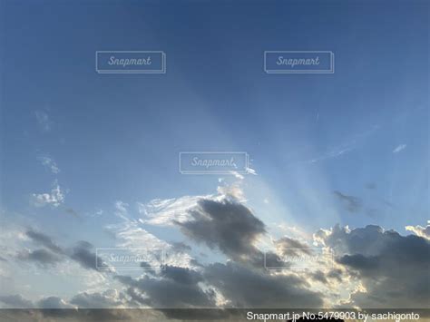 雲の隙間から差し込む太陽の光の写真・画像素材 5479903 Snapmart（スナップマート）