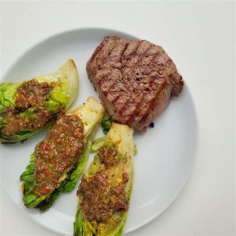 Gegrilde Romaine Sla Met Biefstuk En Chimichurri Menuut