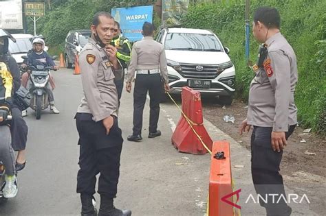 Parkir Liar Di Tempat Makan Warpat Puncak Bogor Ditertibkan