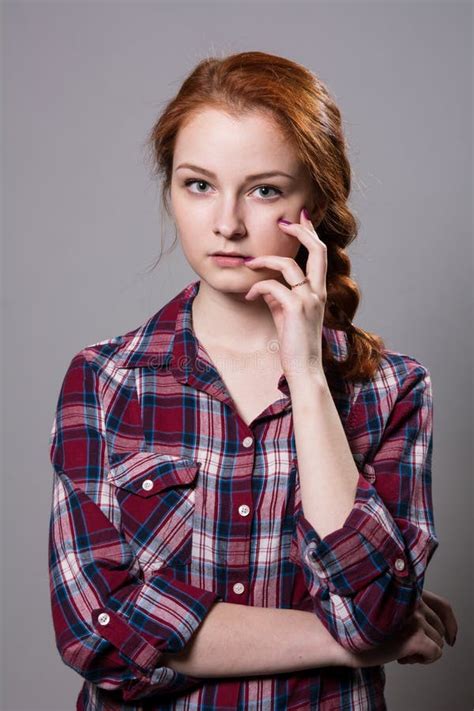 Belle Femme Avec Des Lunettes De Soleil Dans La Chemise De Plaid Photo