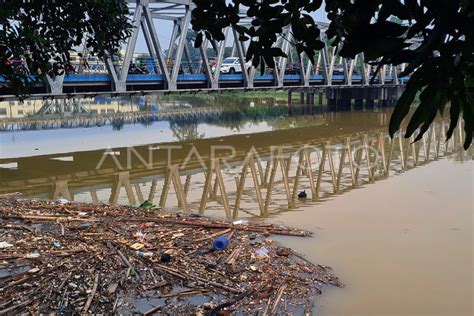 Sungai Cisadane Keruh Akibat Tanah Longsor Di Bogor Antara Foto