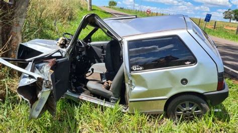 Duas pessoas ficam gravemente feridas após carro colidir em árvore na