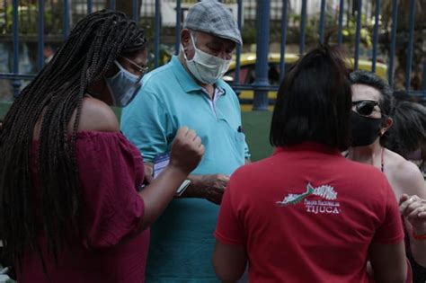 Carlos Bolsonaro é derrotado em ataque a passaporte da vacina no Rio