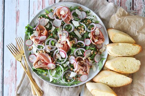 Lækker Salat med Parmaskinke Rucola Og Pinjekerner