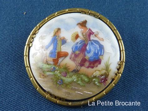 Ancienne broche en porcelaine de Limoges scène galante